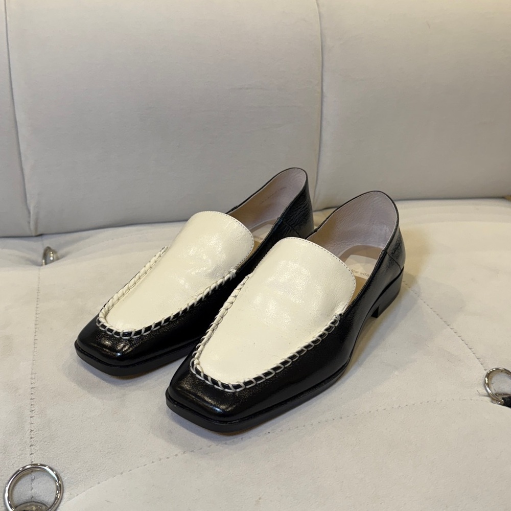Dolce Vita Black Flats with Sleek Design
